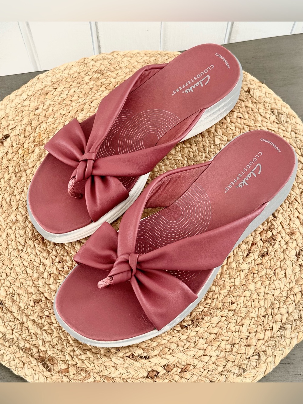 Clarks Women's Bow Thong Sandals in Dusty Rose - Picture 2 of 7